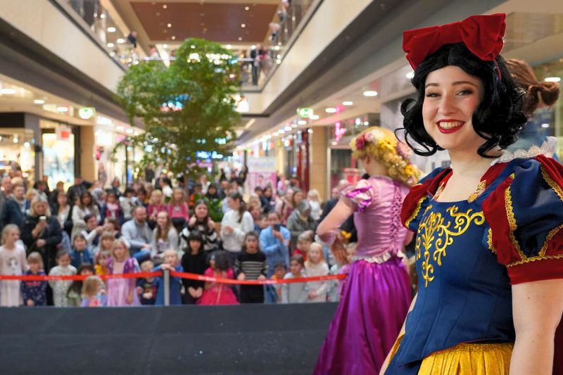 Schneewittchen steht vor Publikum in der Mall.